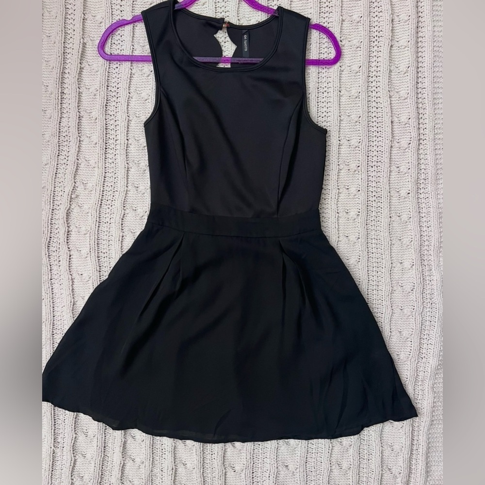 Chic Black Sleeveless Mini Dress